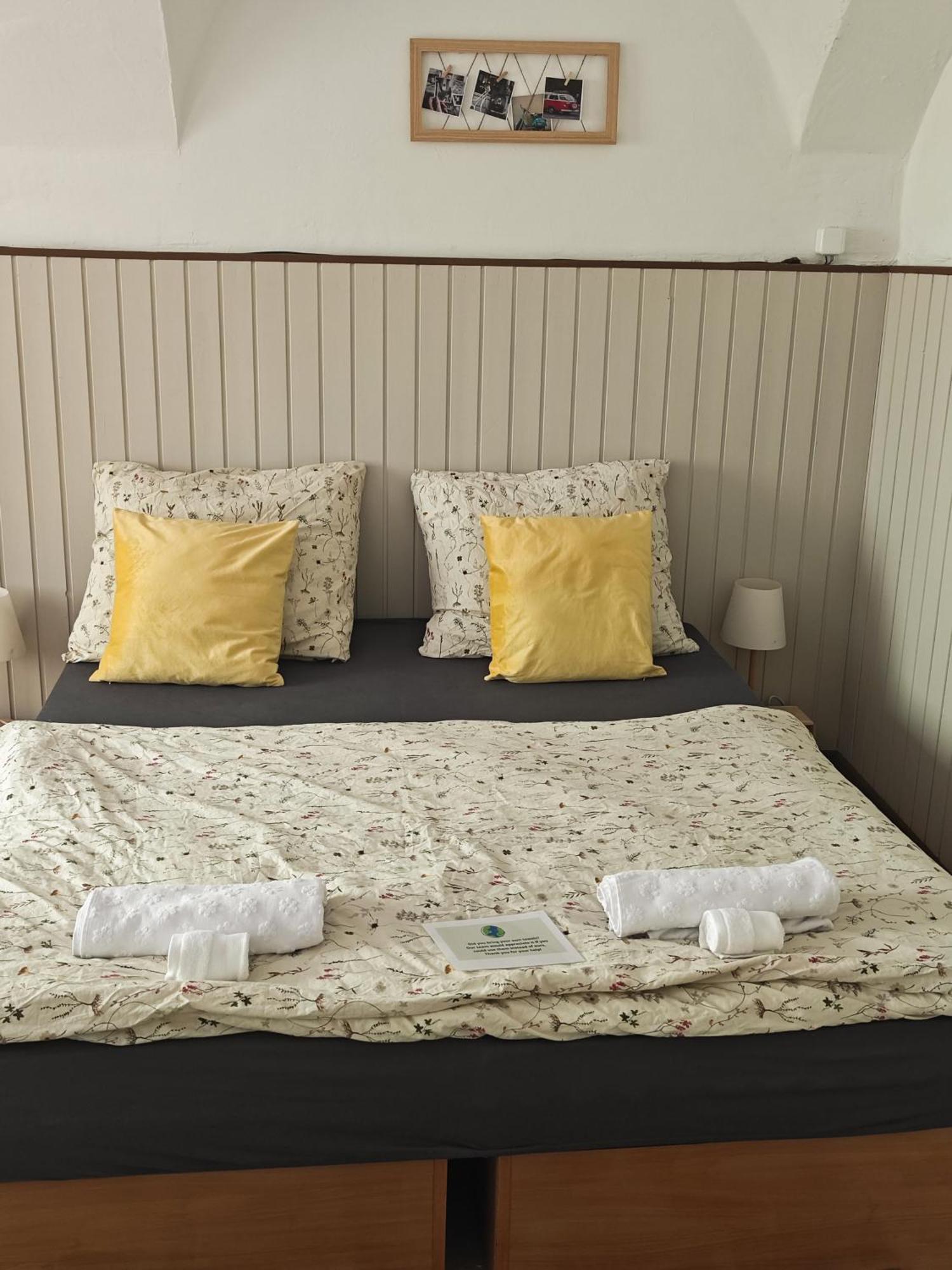Vintage Room With Garden View Bratislava Luaran gambar